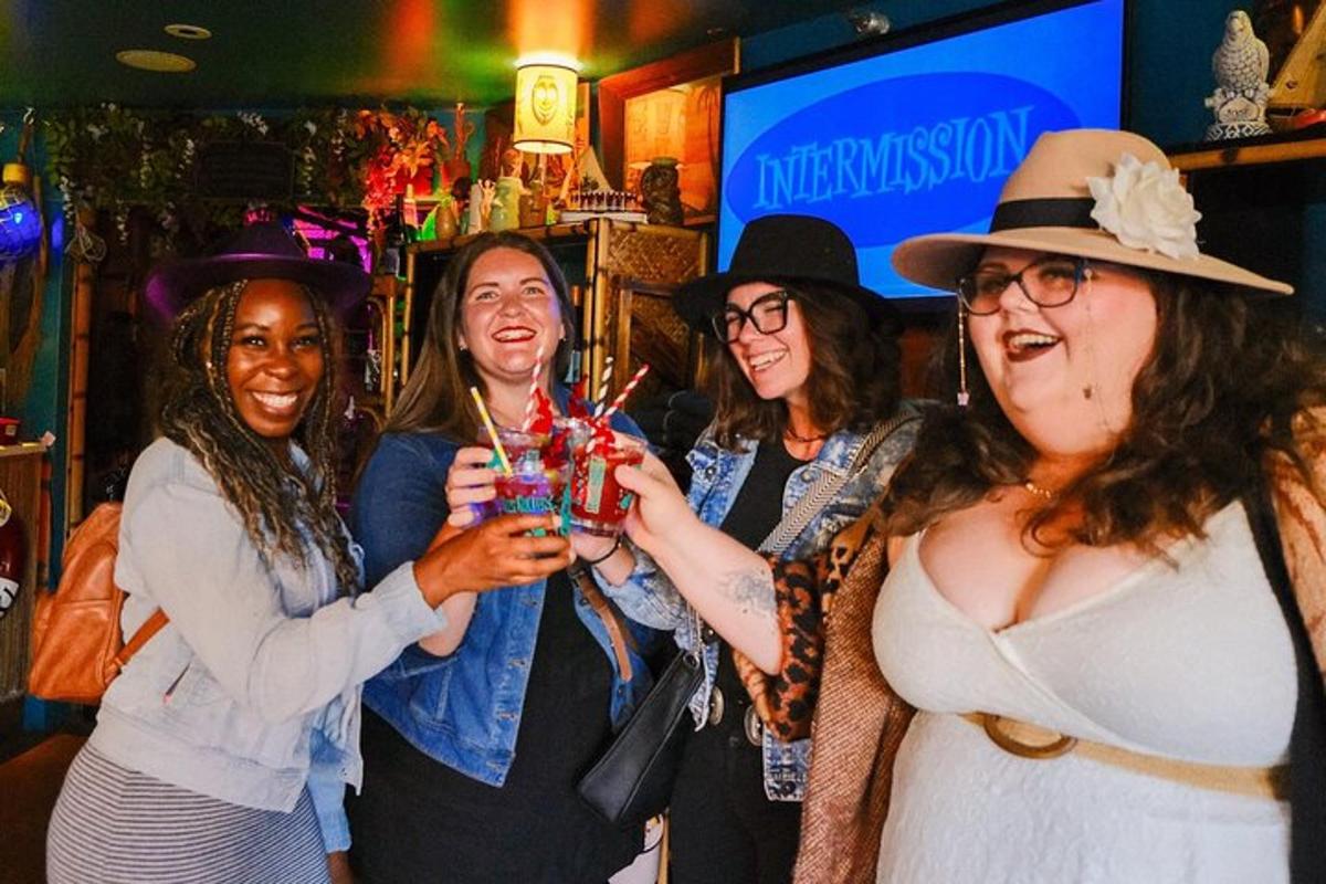 Un grupo de mujeres sosteniendo bebidas en una fiesta.