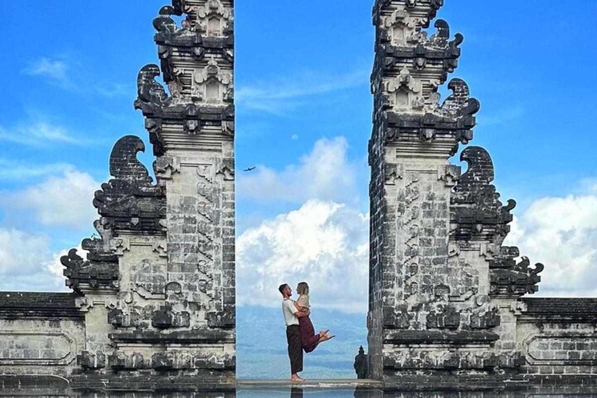 một người đàn ông và một người phụ nữ đứng trước một tòa tháp đá