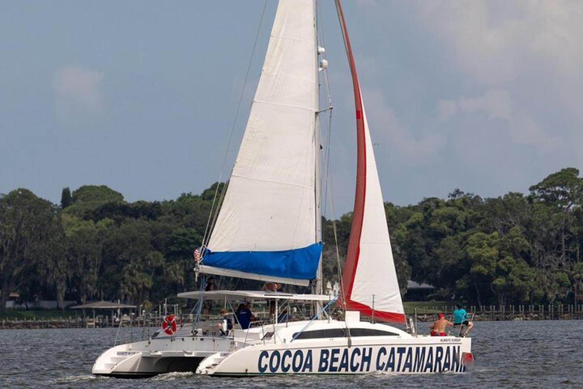 un vaixell blanc amb una vela a l'aigua