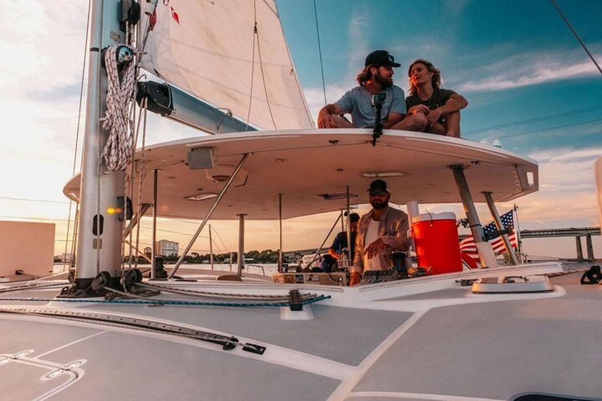 un gruppo di persone sedute in cima a una barca a vela