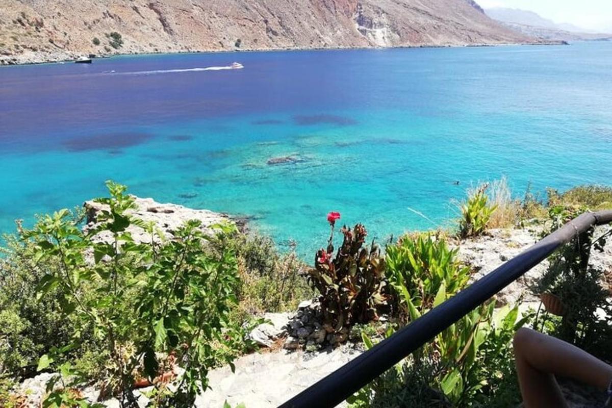 una vista di uno specchio d'acqua con l'oceano