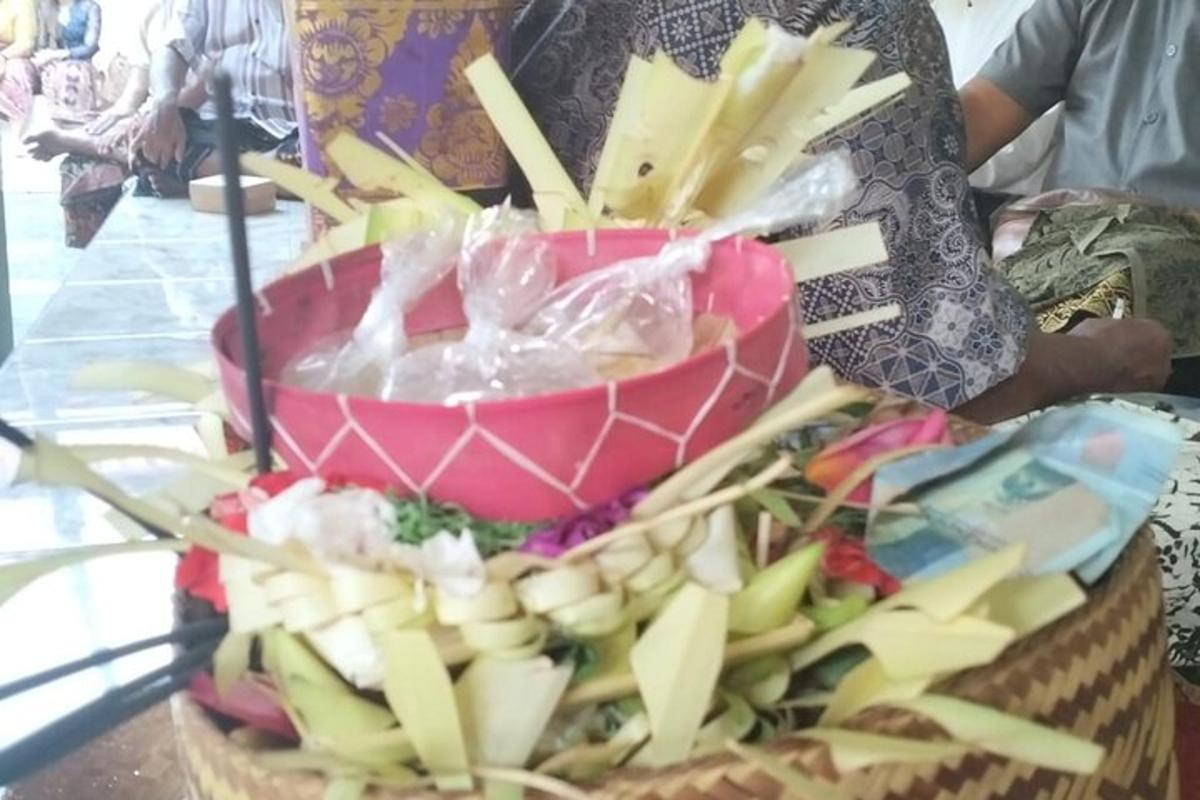 طاولة تعلوها مجموعة من الجبن والمقرمشات