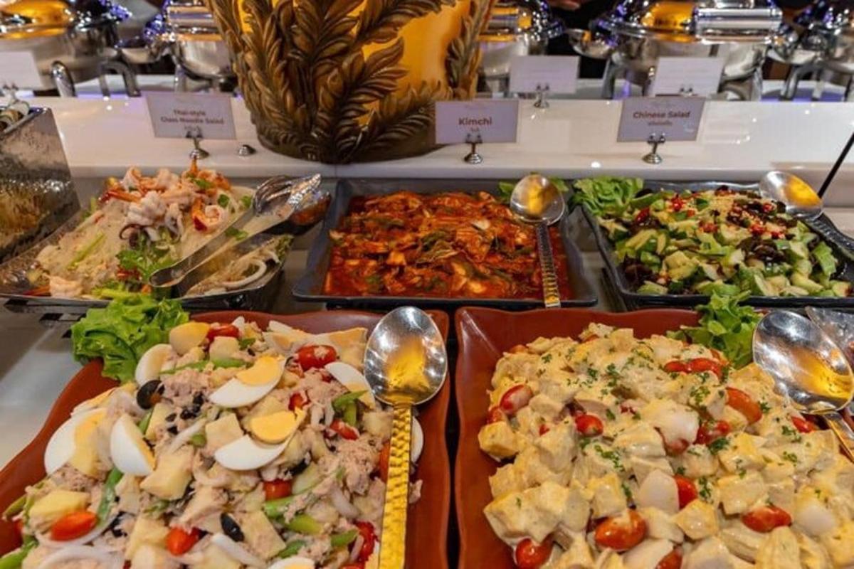pöydässä erilaisten ruokien buffet