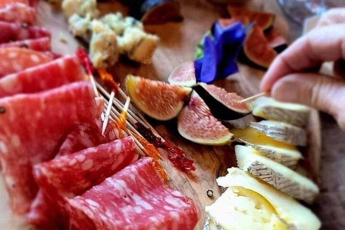 คนกำลังหั่นผลไม้บนเขียง