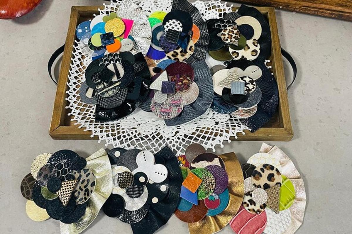 un gruppo di piatti con cappelli su un tavolo