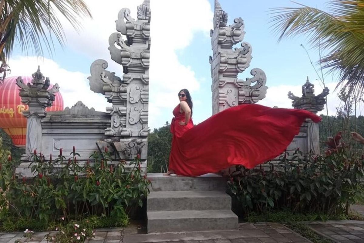 una donna in un vestito rosso in piedi su alcune scale