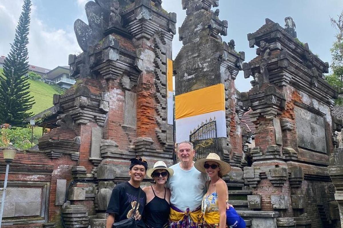 sekumpulan orang berdiri di hadapan sebuah bangunan