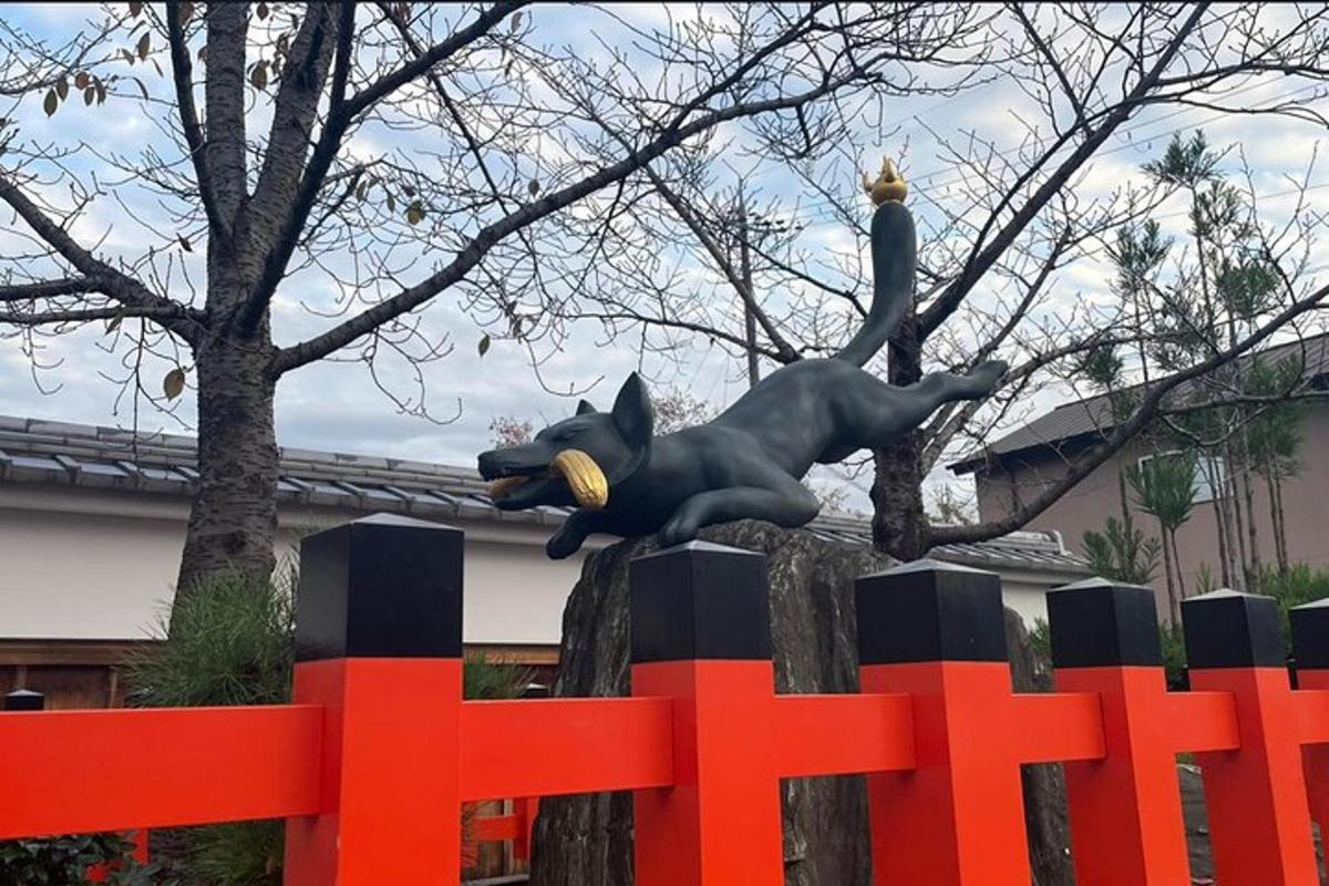 一只狗躺在栅栏顶上的雕像