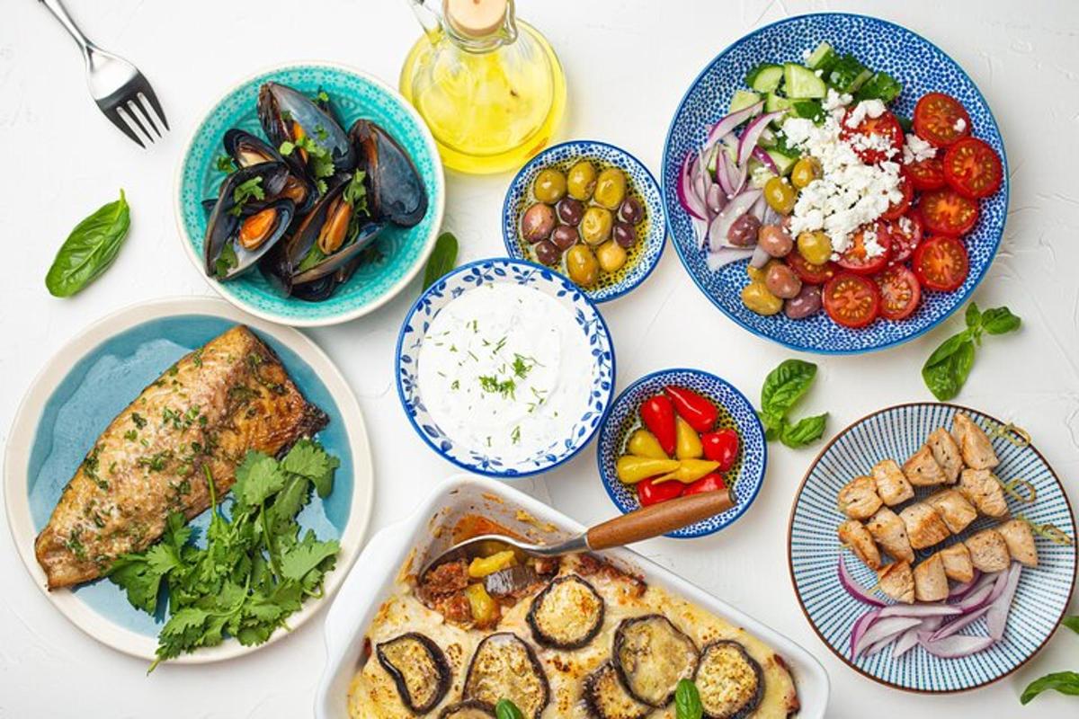 ein weißer Tisch mit Tellern voller Essen darauf