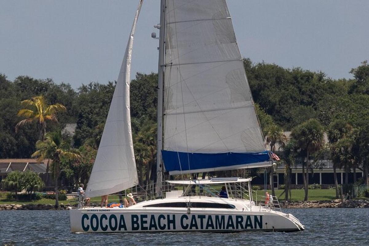um barco com uma vela em um corpo d'água