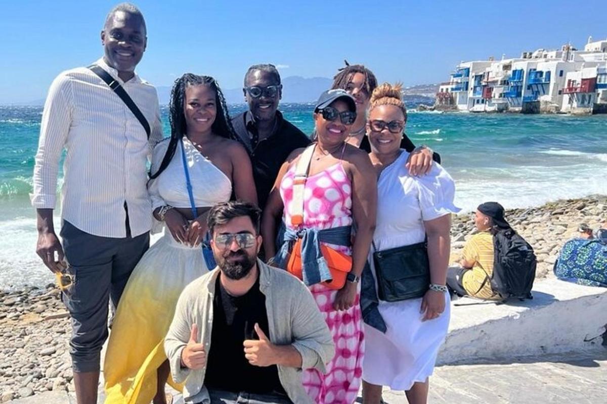 un groupe de personnes posant pour une photo sur la plage
