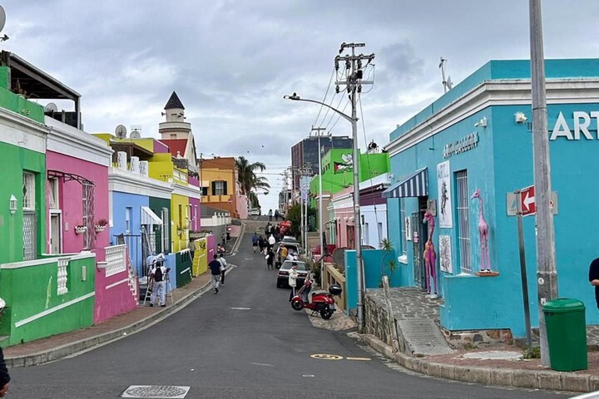 jalan dengan rumah berwarna-warni di jalan bandar