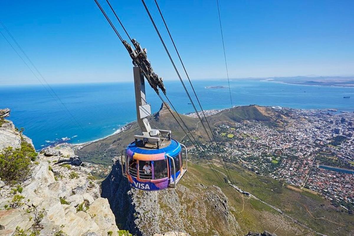 sebuah gondola yang terbang di atas pinggir gunung