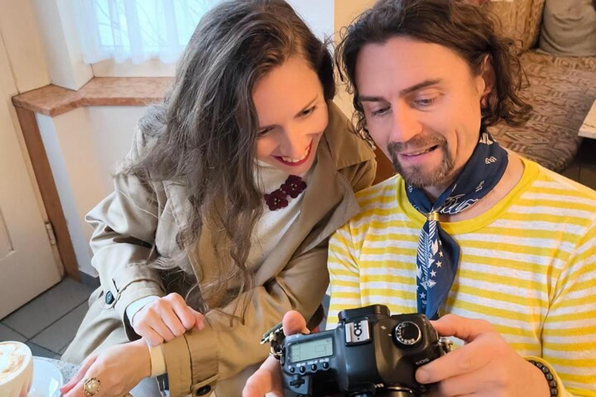 muž a žena fotí se fotoaparátem