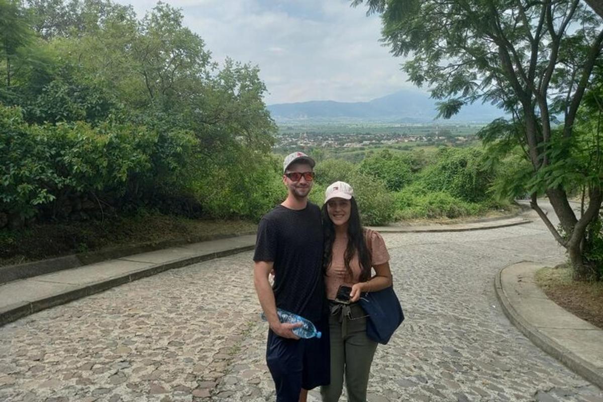 muž a žena stojící na silnici