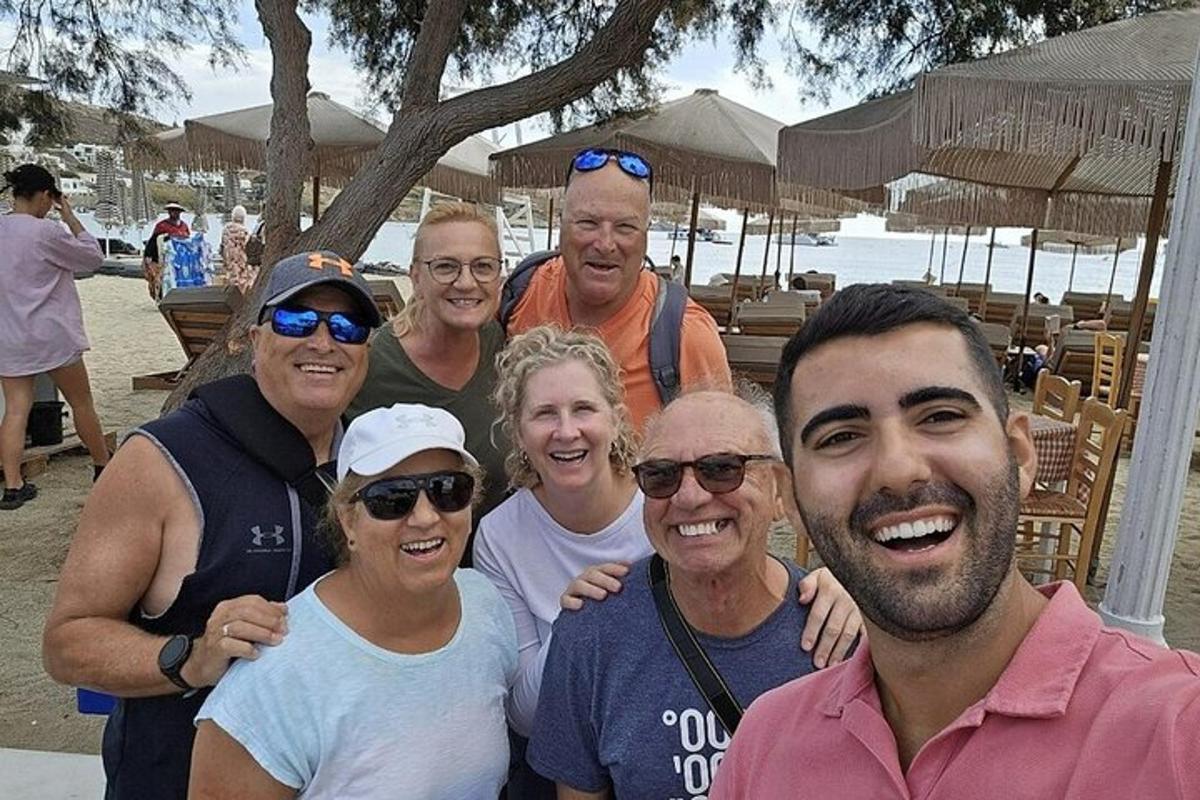 Un grupo de personas posando para una foto en la playa.