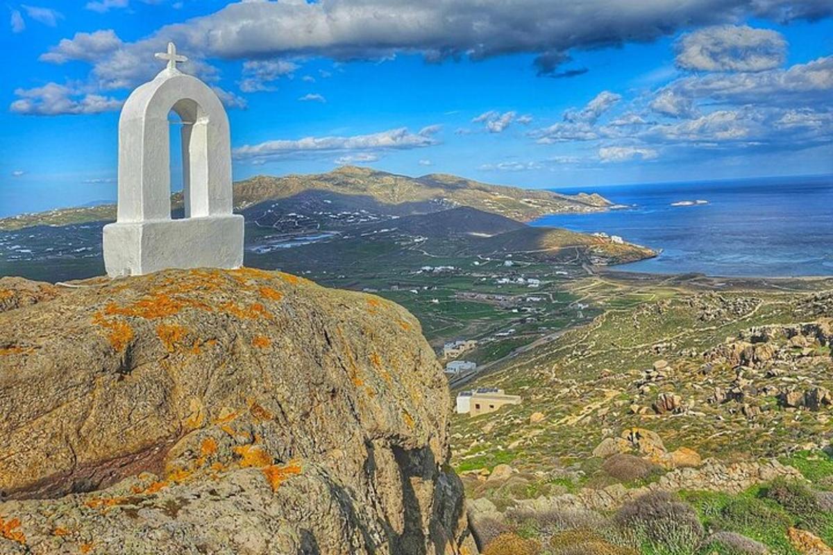 hvítur kross á toppi grýtts fjalls