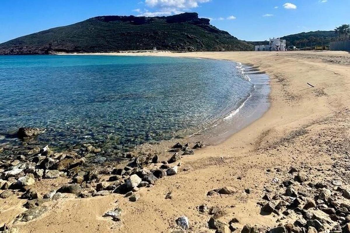 有岩石、水和山的海滩