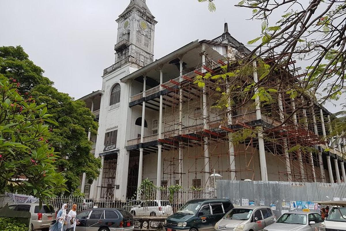 sebuah bangunan yang sedang dibangun dengan menara jam