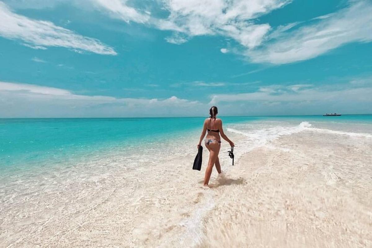 ženska v bikiniju, ki stoji na plaži