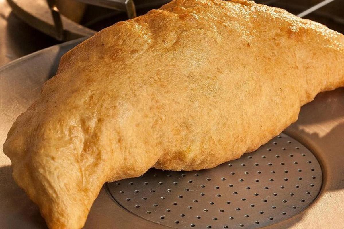 un trozo de pan encima de una sartén
