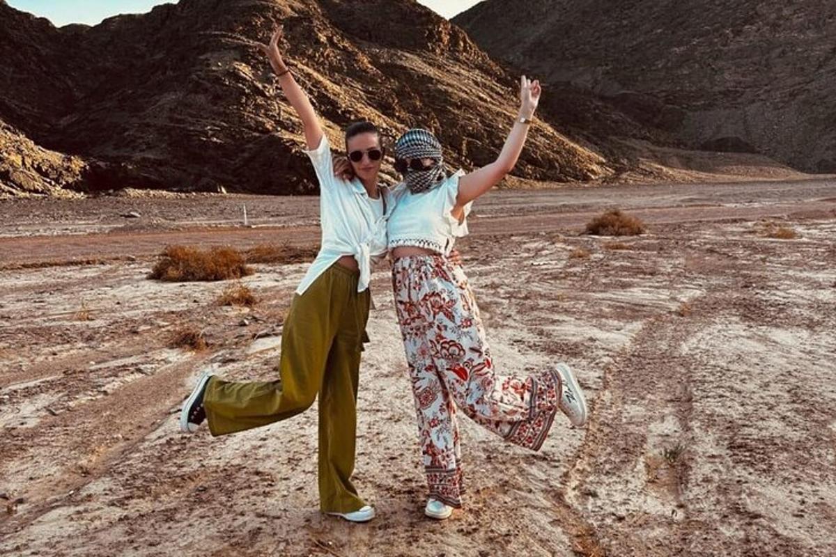 un uomo e una donna che ballano nel deserto