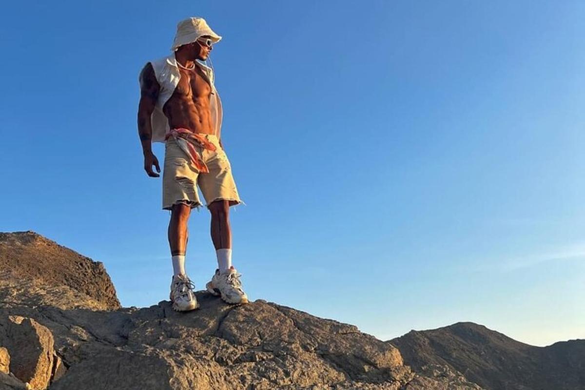 un uomo in piedi in cima a una roccia