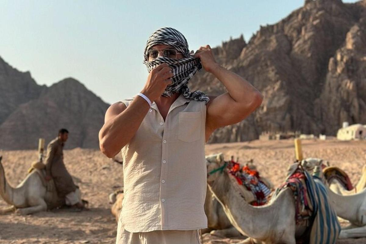 un uomo con una maschera sul viso nel deserto