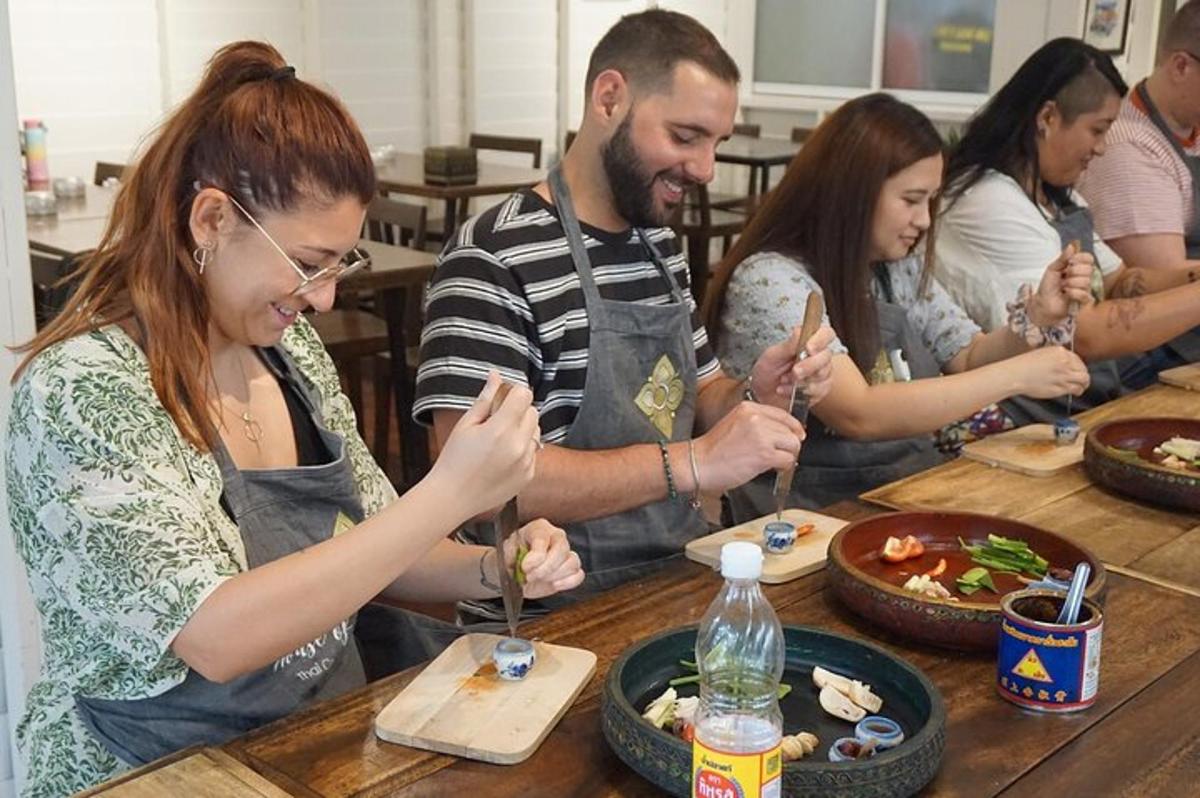 một nhóm người đang ngồi ở bàn ăn