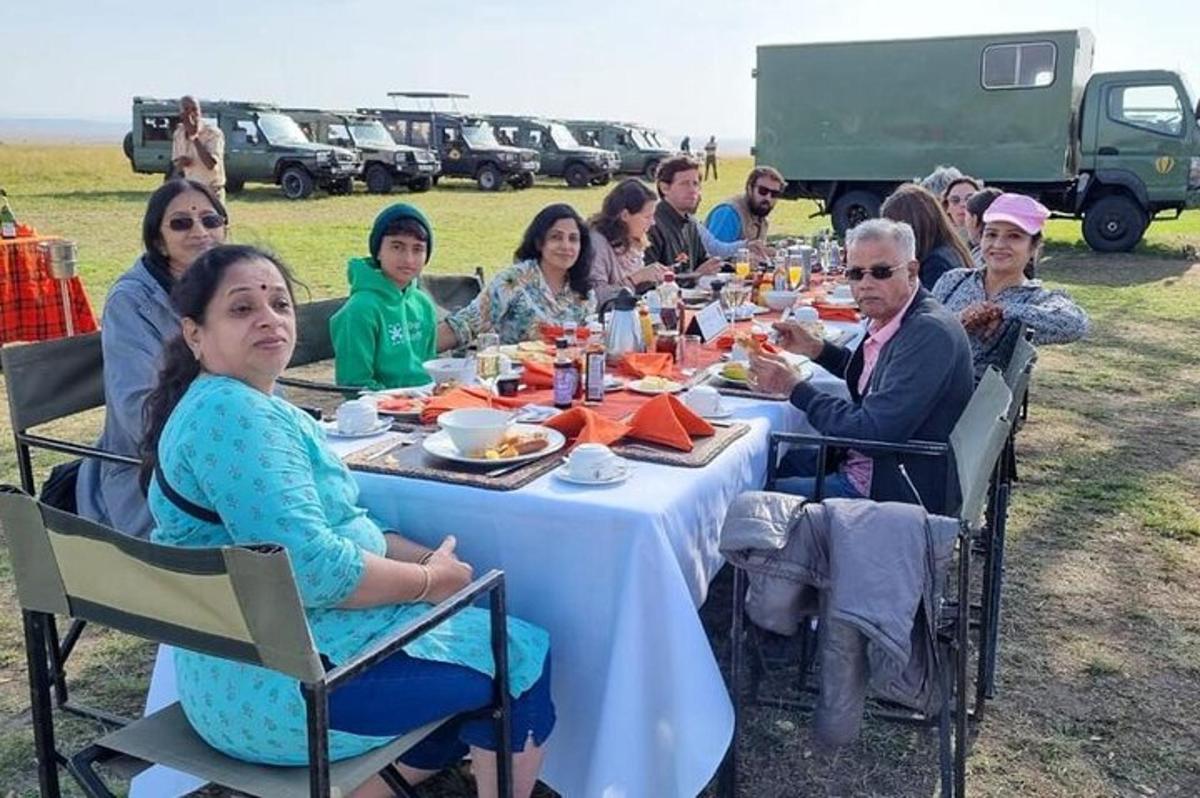 un gruppo di persone sedute a un tavolo che mangiano