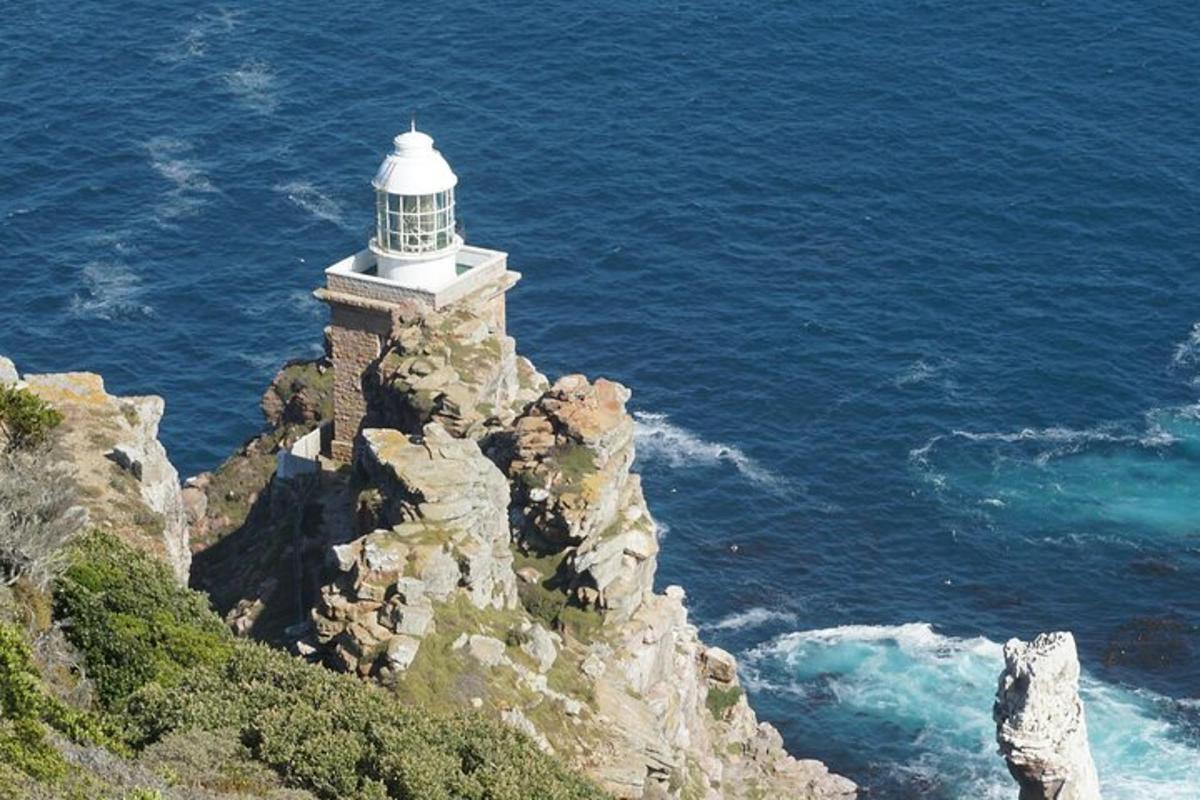 un faro en un acantilado cerca del océano
