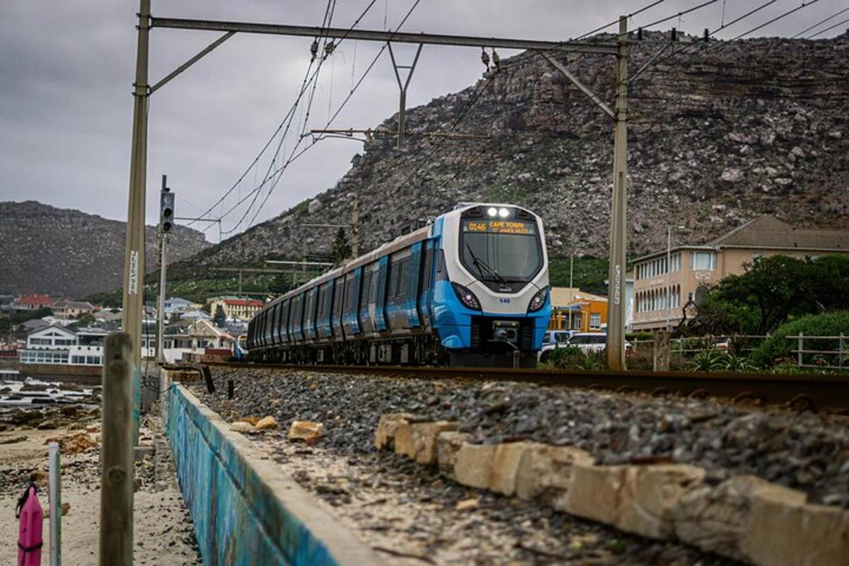 Un tren azul y blanco viajando por las vías