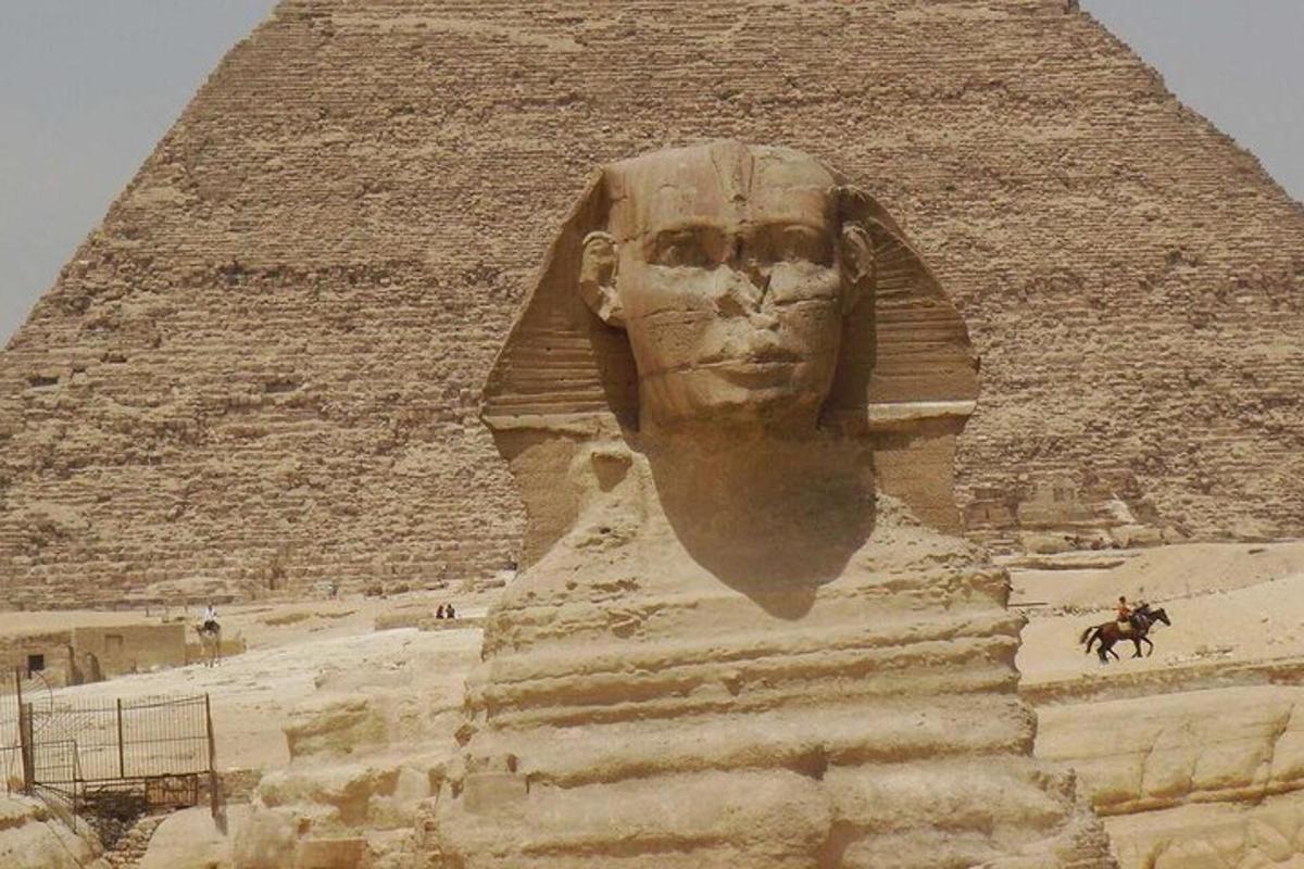 kip glave na strani piramide