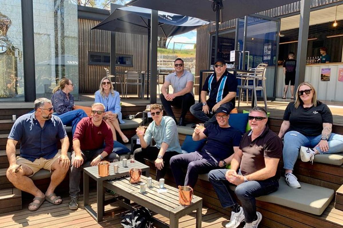 eine Gruppe von Menschen, die auf einer Terrasse für ein Foto posieren