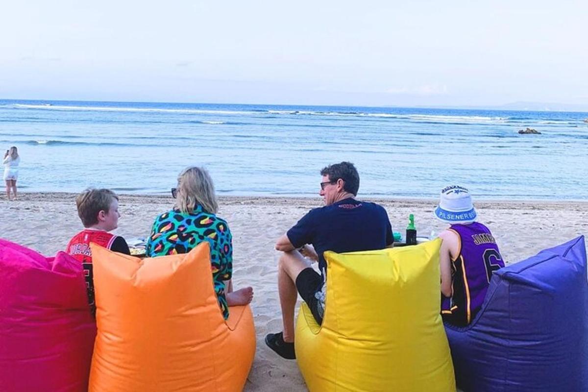 un gruppo di persone sedute sulla spiaggia