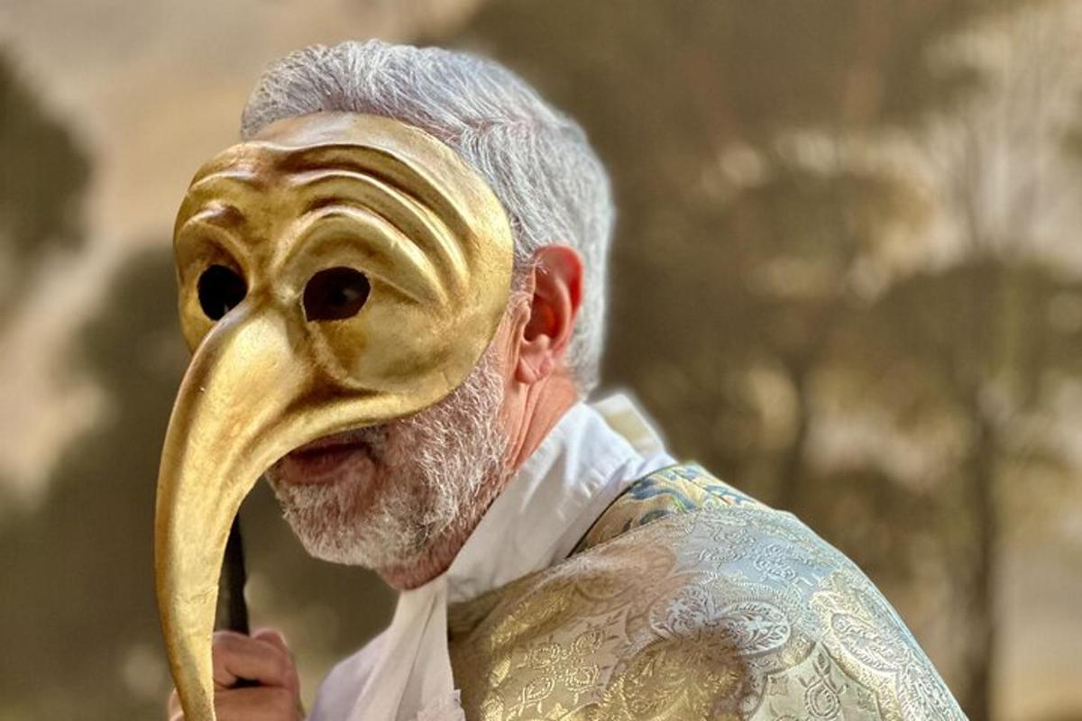 muž se zlatou maskou na tváři