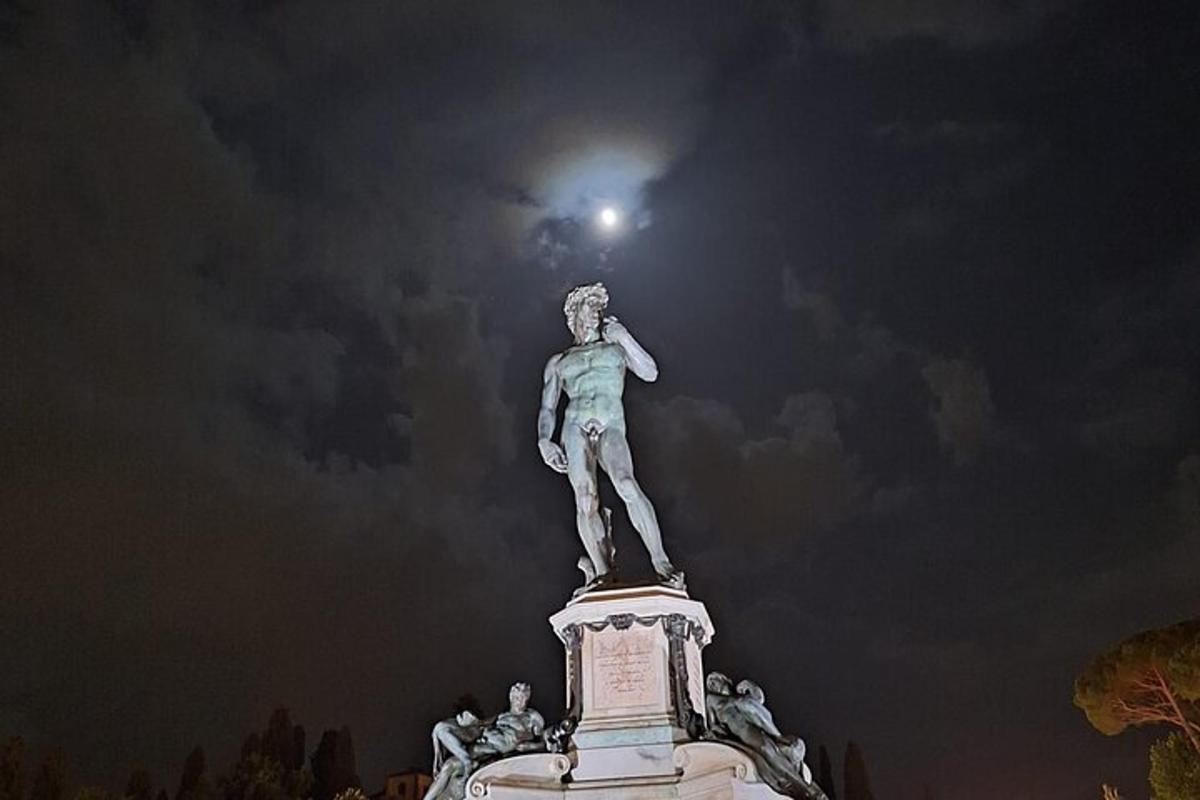 Una estatua con una luz encima