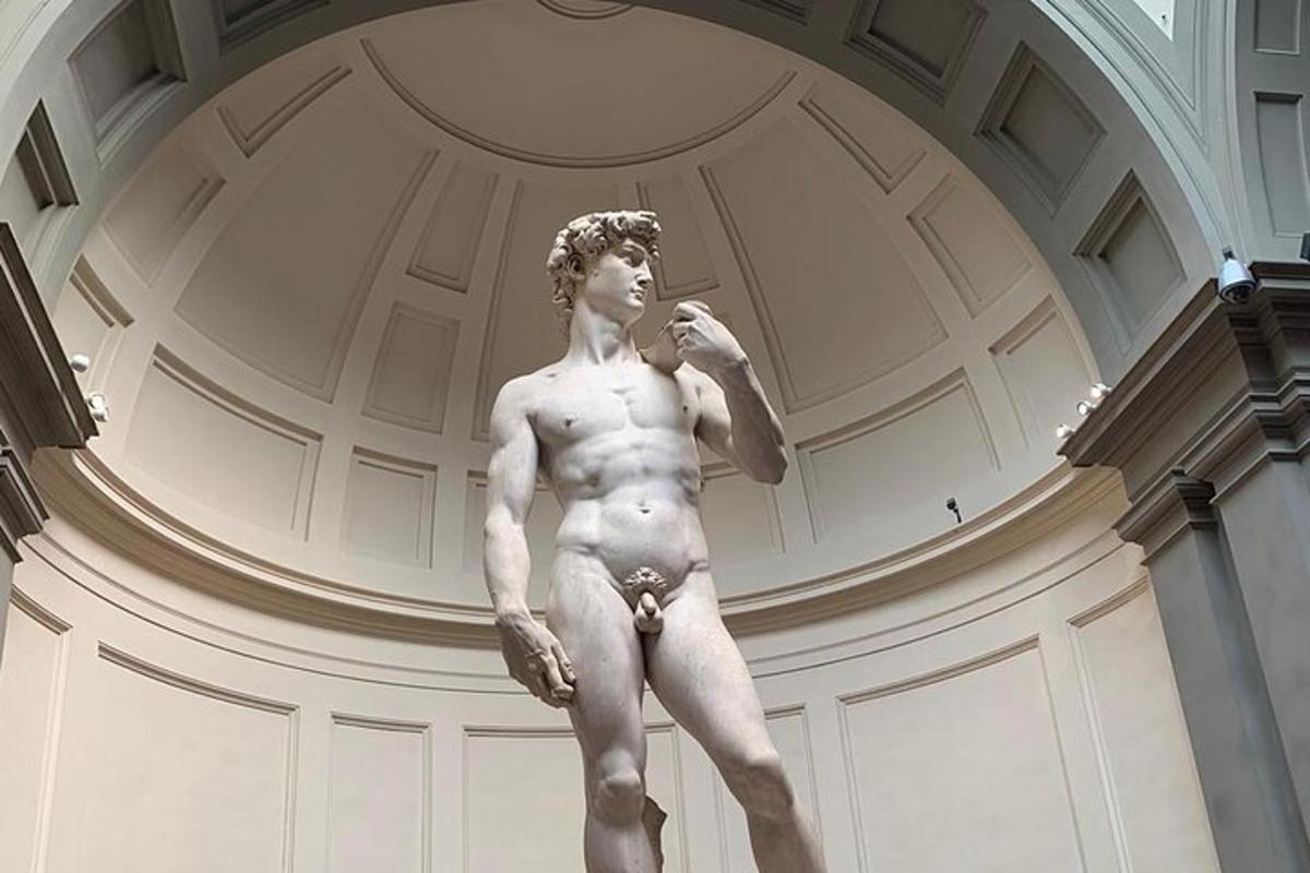 Una estatua de un hombre de pie en una habitación.