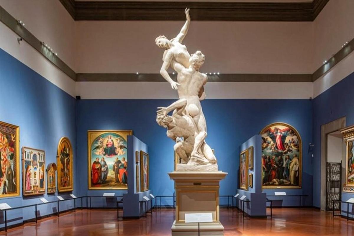 una estatua en un museo con pinturas