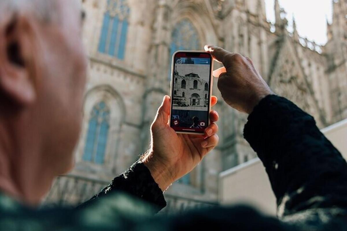 un uomo che tiene in mano un telefono cellulare davanti a un edificio