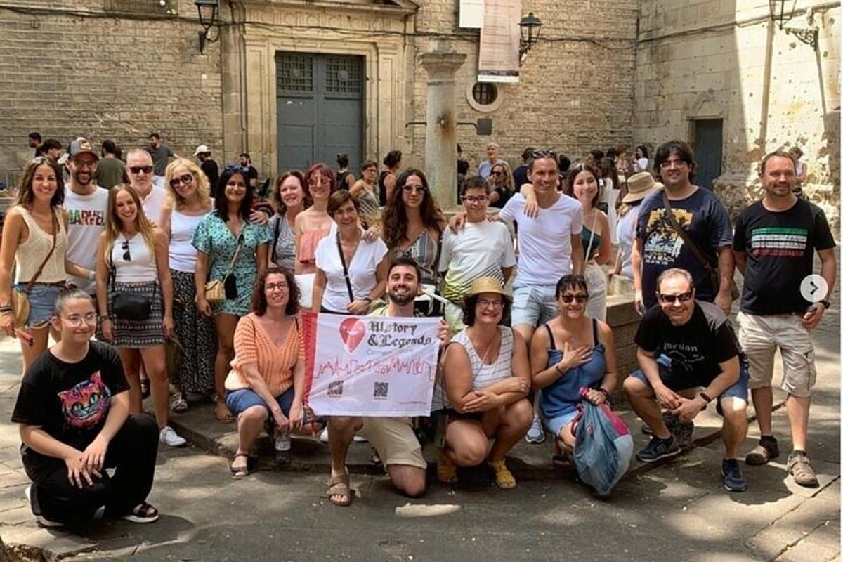 un gruppo di persone in posa per una foto davanti a un edificio
