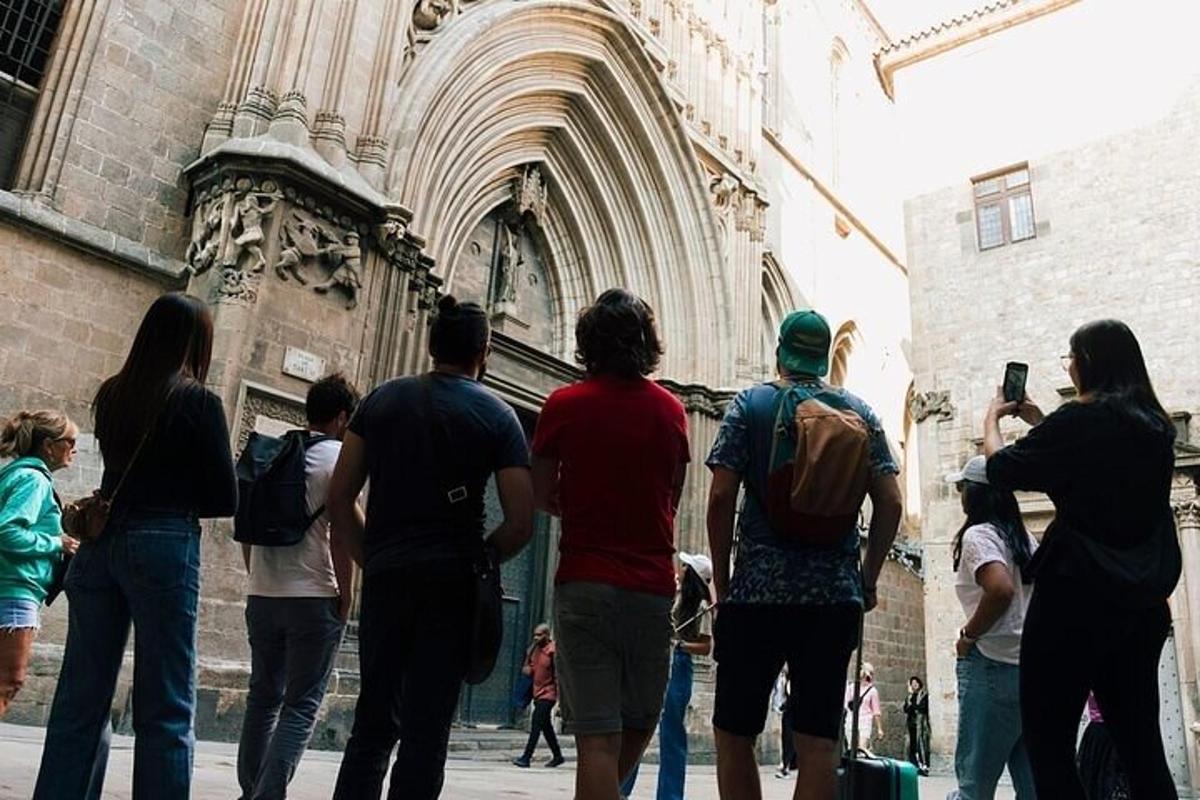 un gruppo di persone in piedi davanti a un edificio