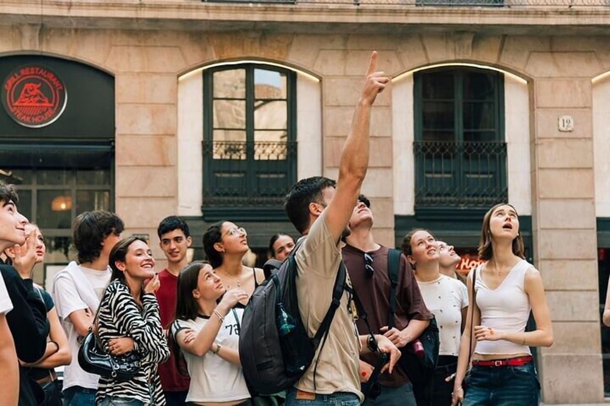 un gruppo di persone in piedi davanti a un edificio