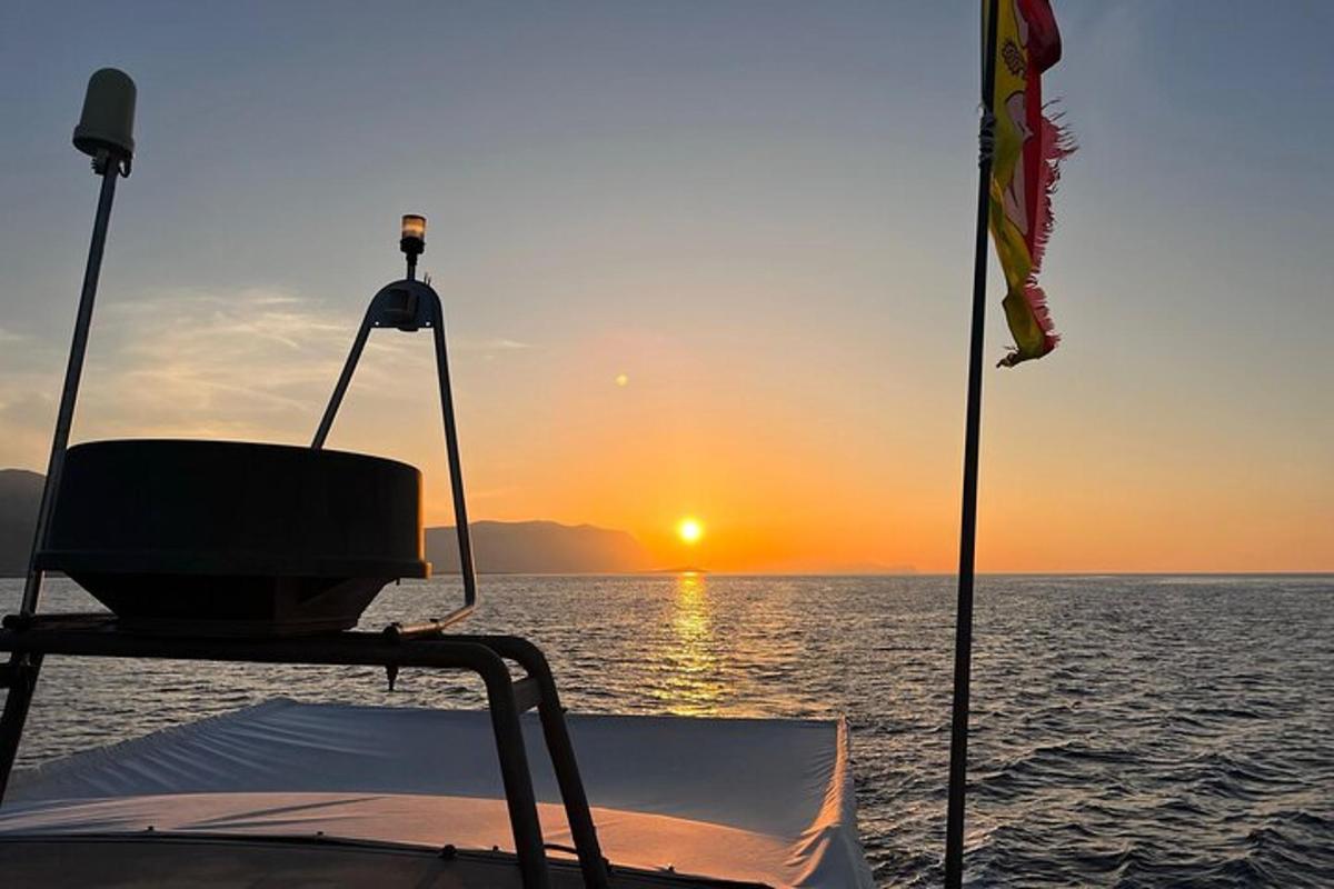 una vista de la posta de sol des de la part posterior d'un vaixell