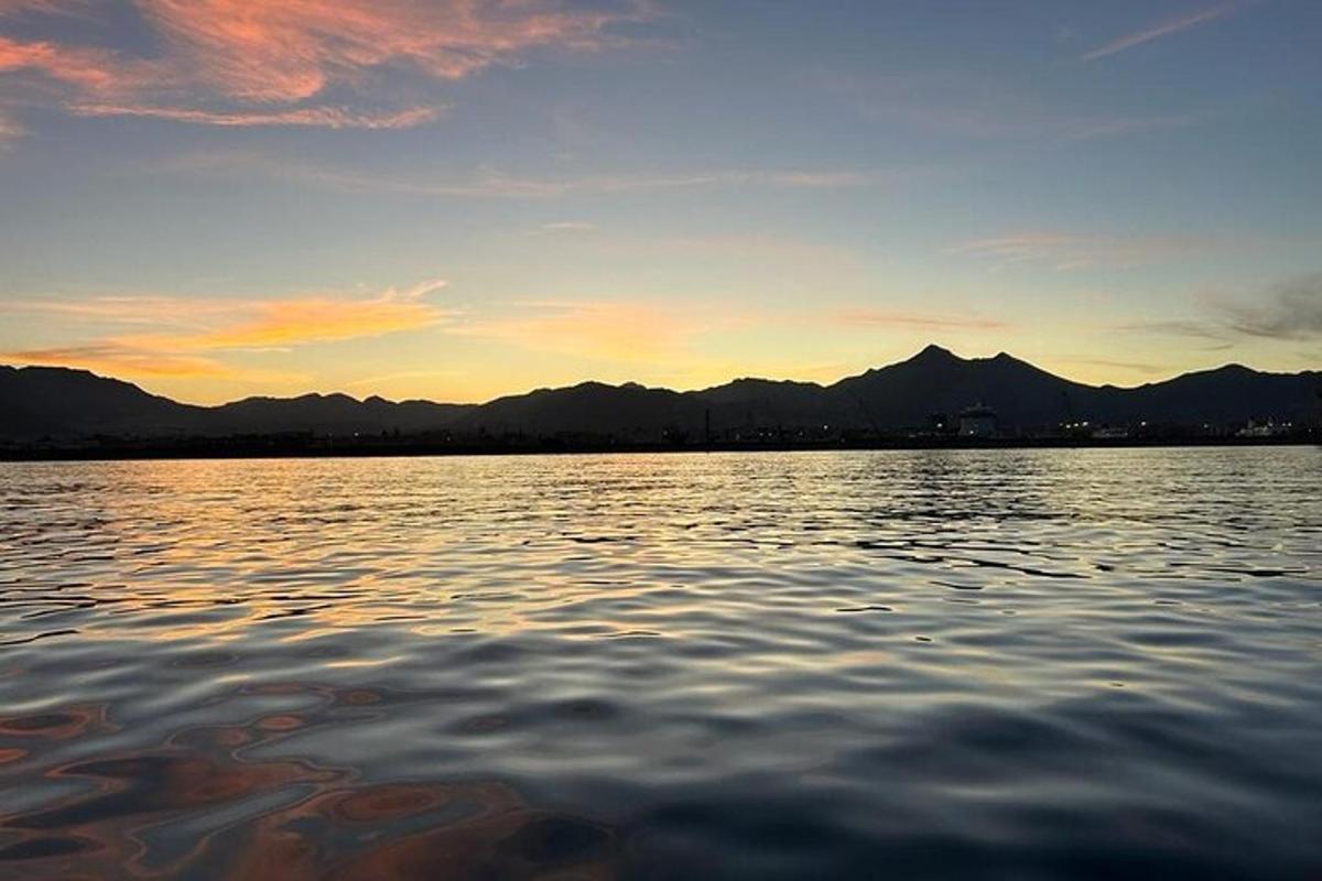 una vista d'una gran massa d'aigua a la posta de sol