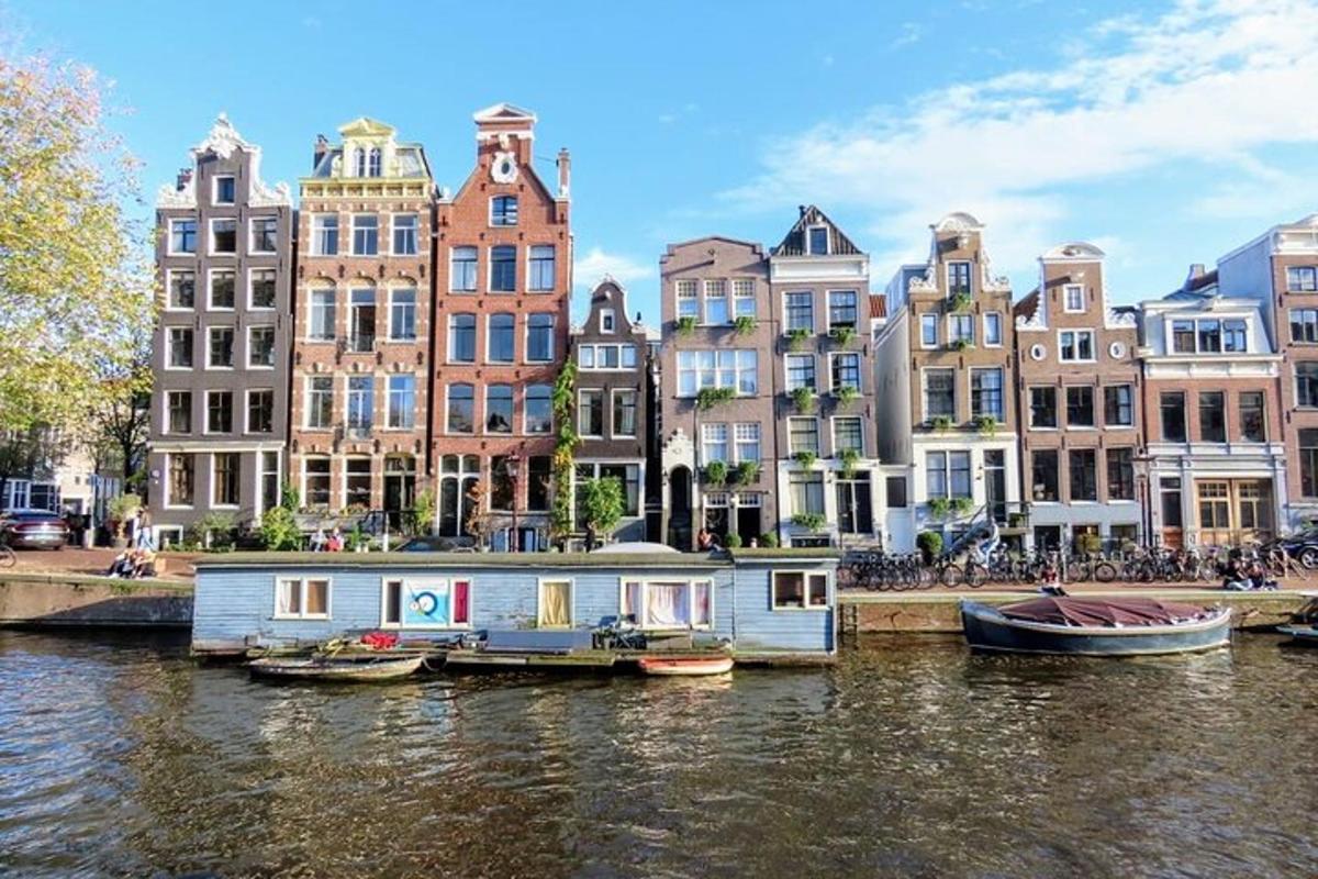 Un grupo de casas en un río frente a edificios.