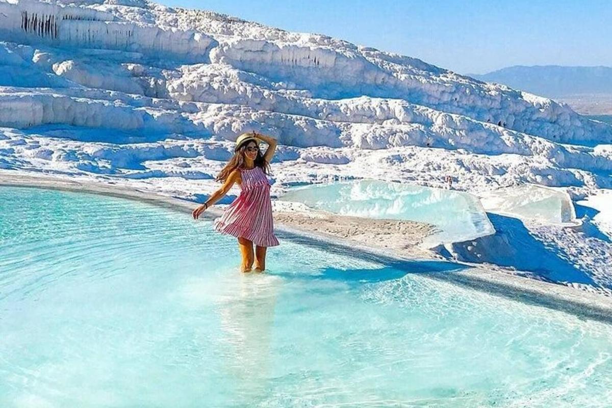 ein kleines Mädchen steht im Wasser der blauen Lagune