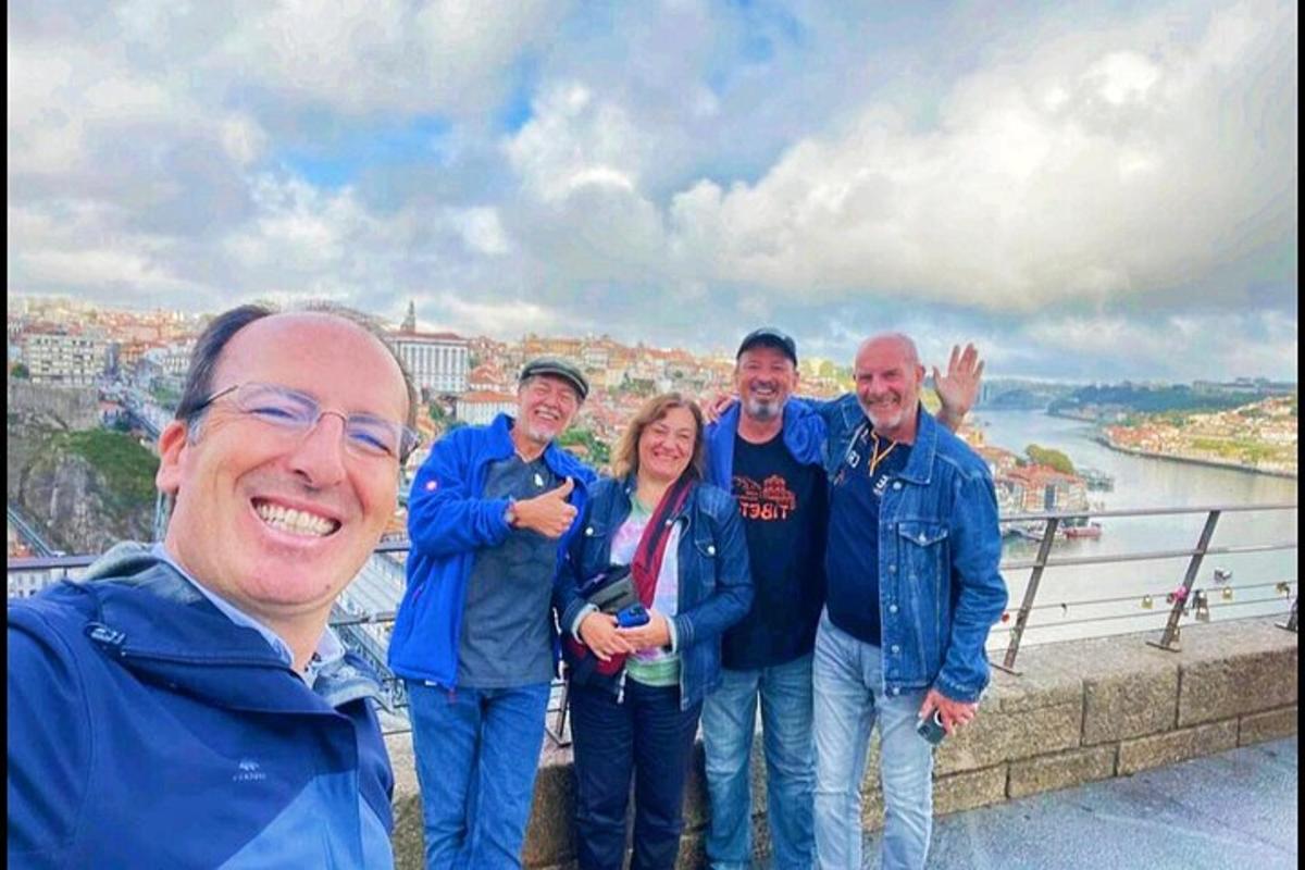 un grup de oameni care pozează pentru o fotografie pe un pod