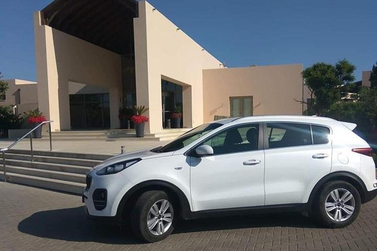 bílé auto zaparkované před budovou