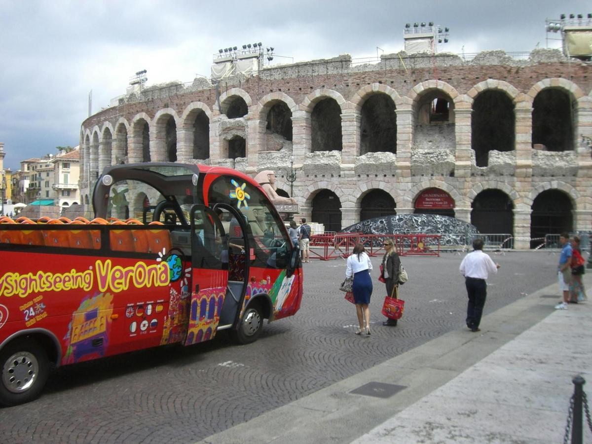 un autobuz roșu parcat în fața unei clădiri